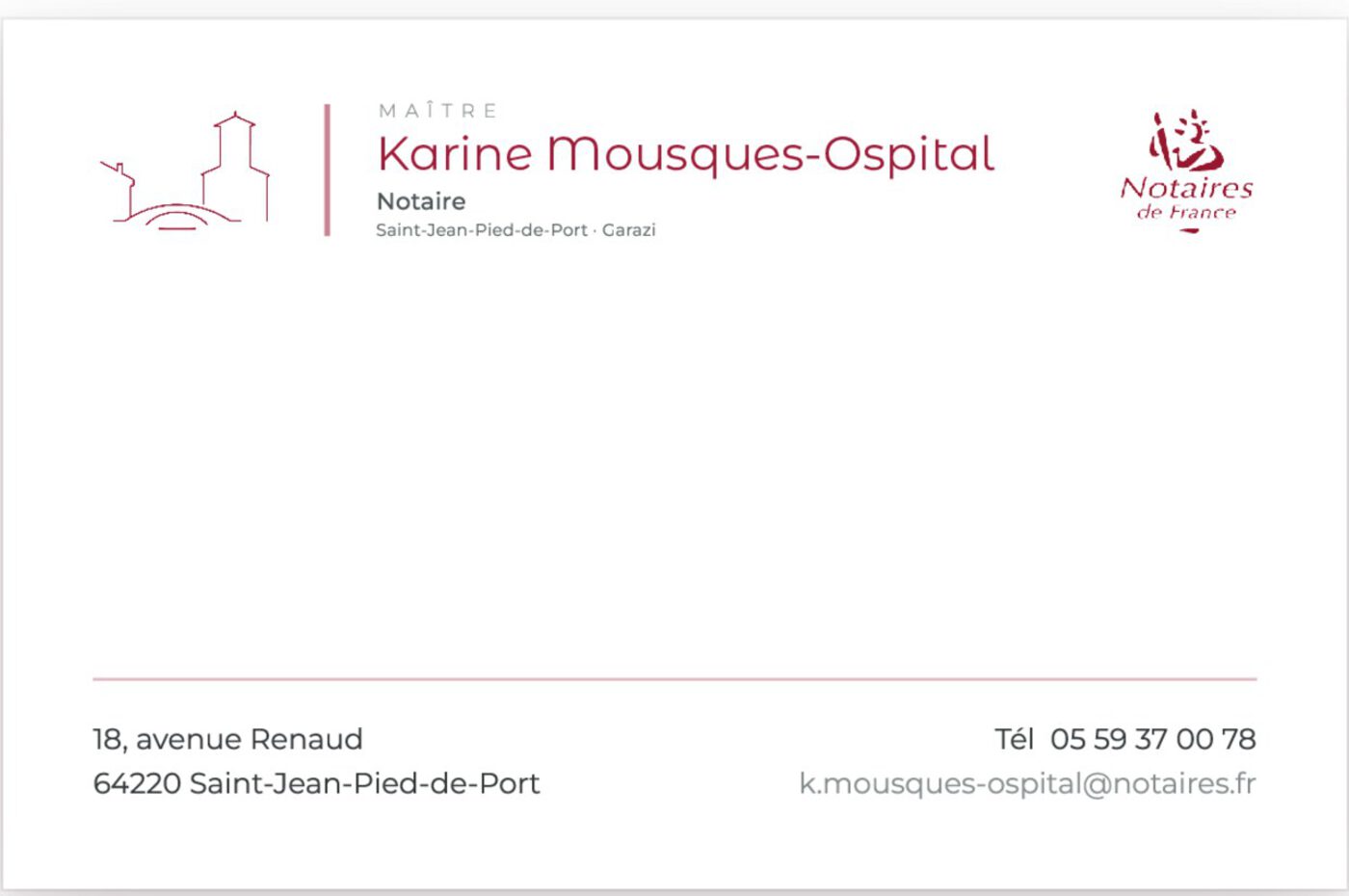 Carte de visite recto — fond carmin, logotype blanc de l'étude notariale Karine Mousques-Ospital.
